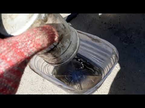 Видео: Замена топливного фильтра Golf 4