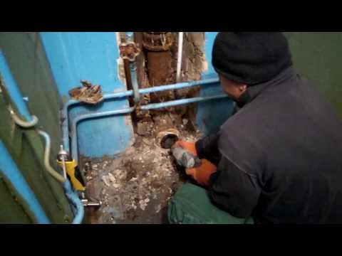 Видео: Расчеканка чугунной трубы ,  Уникальный способ  !