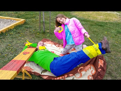 Видео: ЛЕРА ПОШУТИЛА НАД ТОЛИКОМ И  ПРИМОТАЛА CКОТЧЕМ К КАЧЕЛЯМ. CRAZY SHOW