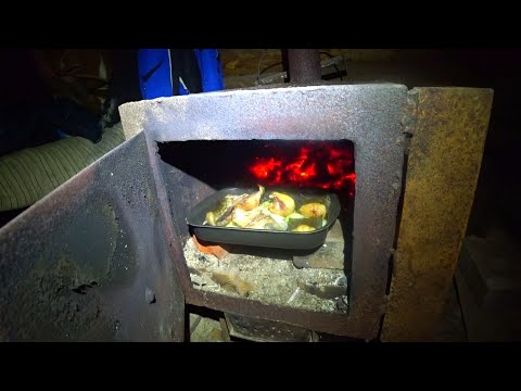 Видео: НОЧУЮ В ТАЁЖНОЙ ИЗБЕ.ПРОВЕРЯЮ САМОЛОВКИ ГОТОВЛЮ НАЛИМА В ПЕЧИ.