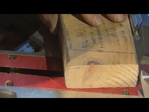 Видео: Использование отрезной пилы для резки под углом доски 2x4