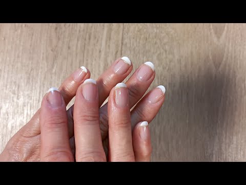 Видео: Как сделать френч дома простым лаком - Секреты французского маникюра