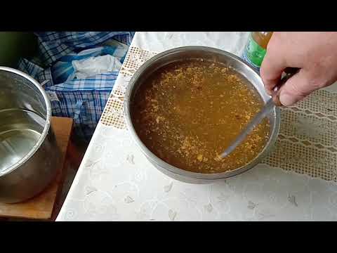 Видео: Затирание медового кваса из прошлогоднего забруса.