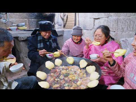 Видео: Приготовьте целого гуся на дровах | Первобытная сельская жизнь