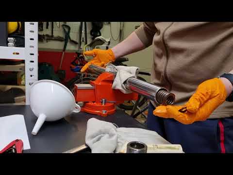 Видео: (1/3) Ремонт передней вилки на Harley-Davidson Softail