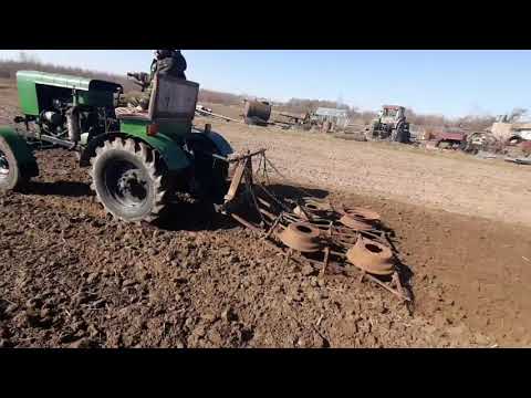 Видео: весеннее боронование самодельным трактором. закрытие влаги