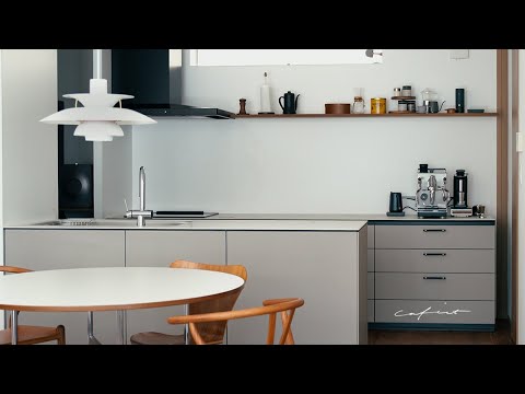 Видео: Экскурсия по кухне: новая кухня для семьи из четырех человек с кофе