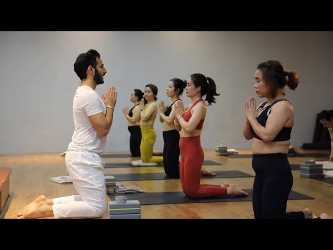 Видео: Утренняя йога для похудения