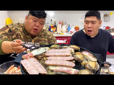 Видео: Брат Хоу готовит дома шашлык, а на столе полно морского ушка, говядины и свинины.
