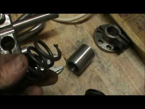 Видео: Подгибка крайнего витка мощной пружины к заточному станочку