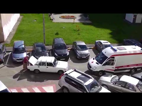 Видео: Когда автомобили не пропускают скорую помощь.