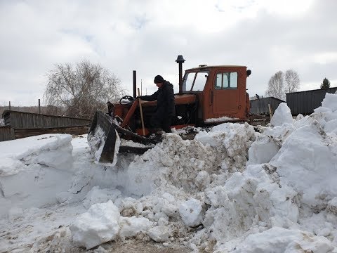 Видео: Чистим снег.Забуксовали на т4!