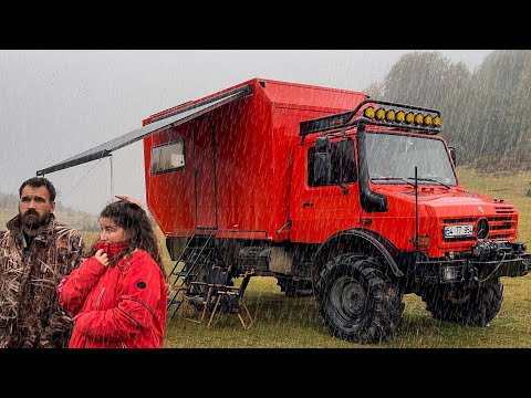 Видео: ПЕРВЫЙ ЗИМНИЙ ЛАГЕРЬ ГОДА С КАРАВАНОМ UNIMOG