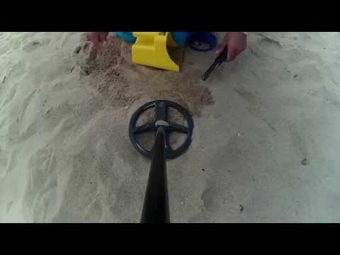 Видео: Металотърсач XP DEUS 3.2. - работа на плажа