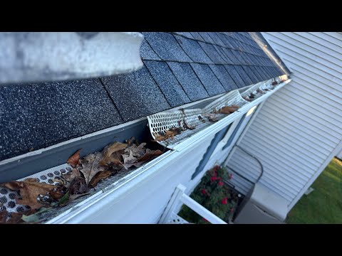 Видео: Установка защитных ограждений водостоков и мойка крыш