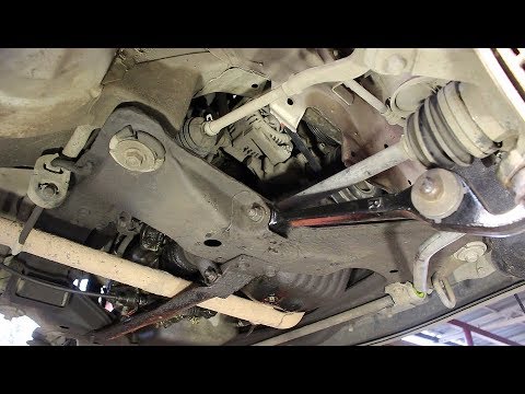 Видео: Замена приводных ремней на Toyota Duet 1,0 Тойота Дуэт 2000 года