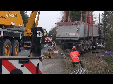 Видео: 16.03.2022 - VN24 - Самосвал извлечен из леса