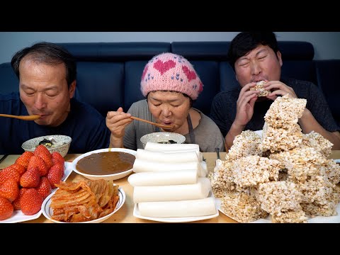 Видео: Сладкие слоёные рисовые лепешки, Зерновой сироп на Новый год - шоу еды Mukbang.