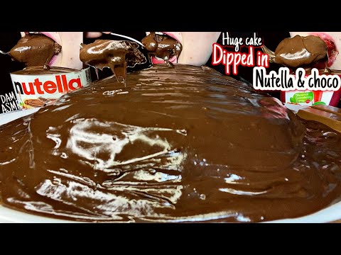 Видео: Торт опускается в нутеллу и шоколад с клубникой. Еда звуков.😋🍫