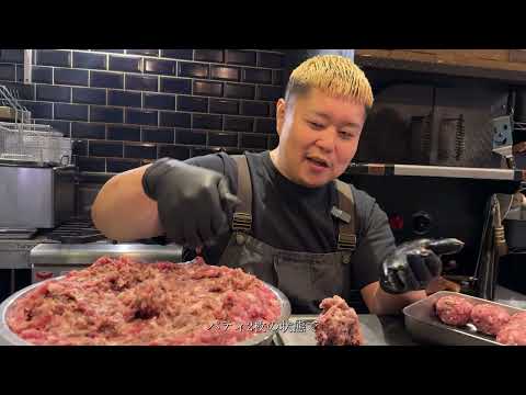 Видео: Бывший борец сумо готовит самый мощный бургер в Японии!