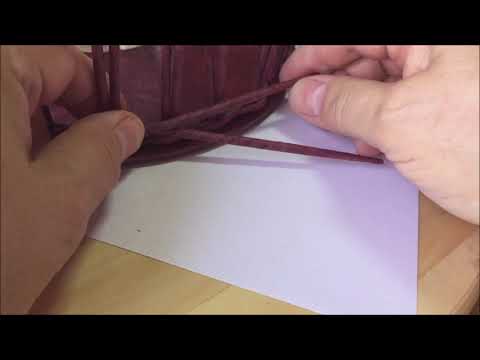 Видео: Оплетаю деревянную заготовку дна газетными трубочками