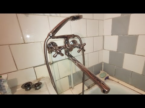 Видео: Как заменить старый смеситель на современный | Будни сантехника
