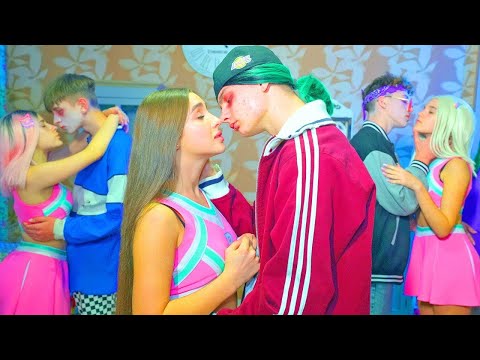 Видео: Дајана и навијачице су у замци! | Најновија игра у кући зомбија!