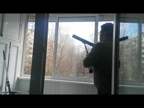 Видео: Как мыть окна  Мойка остекления на балконе