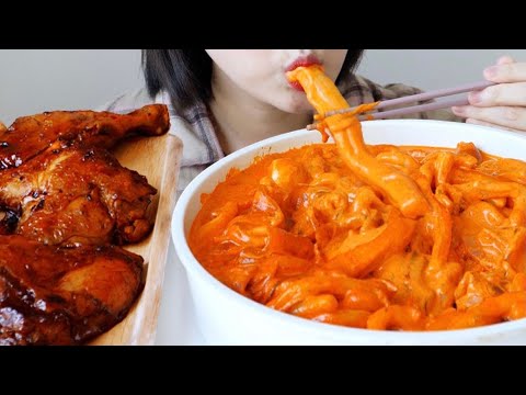 Видео: Ттокбокки с розовым кремом и курица барбекю ASMR _ realsound mukbang eatingshow