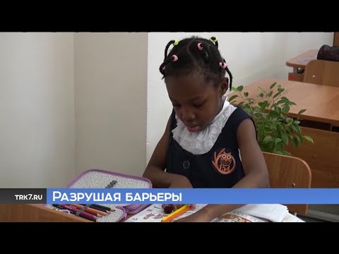 Видео: Необычная ученица появилась в красноярской школе