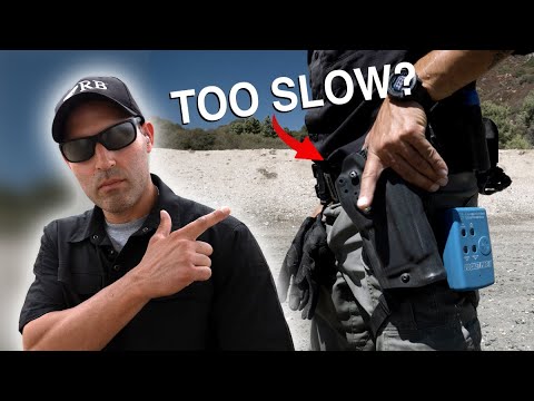 Видео: Как: рисовать и убирать оружие в кобуру как профессионал