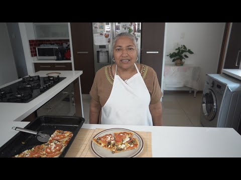 Видео: Готовлю домашнюю пиццу — быстрый соус и основа для одной большой пиццы