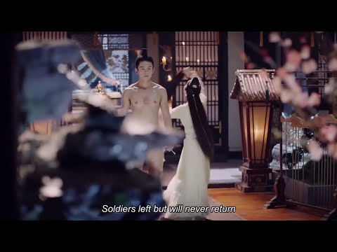 Видео: Она помогла принцу купаться. Она была очень стеснительной, но она смотрела это тайно