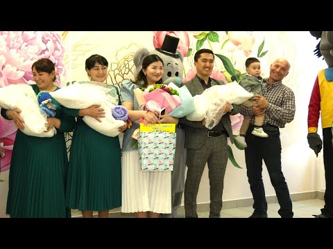 Видео: В Сургуте выписали мальчиков-тройняшек