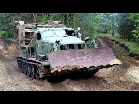 Видео: BAT-M MDK-2M BAT-Raupe beim Militärfahrzeugtreffen Jüterbog 2013 Garnisonsschau Jüterbog NVA БAT-M