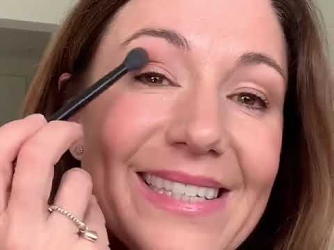 Видео: Простой макияж глаз, который подходит тем, у кого нависшие веки, старше 50!