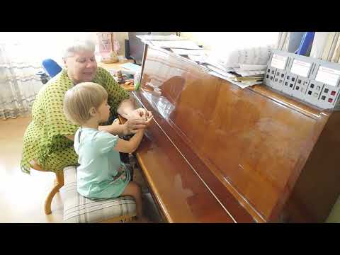 Видео: Радослава Лемешкина, 2 года 2 месяца. Где пишутся ноты ДО, РЕ и МИ.