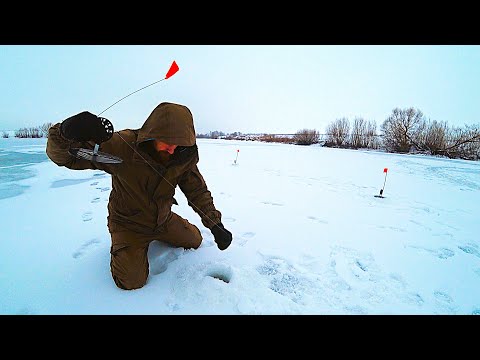 Видео: ПРОБРАЛИСЬ В САМУЮ ГЛУШЬ!!! И ЩУКИ СОШЛИ С УМА... Дурачий клёв по первому льду.