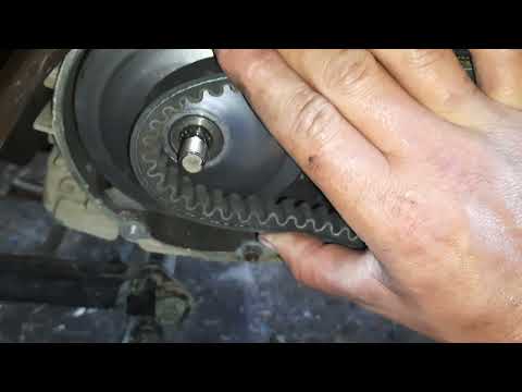 Видео: Как открутить гайку вариатора и заменить ремень