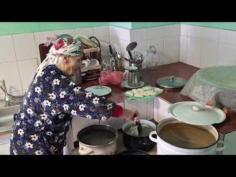 Видео: Щаслива старість для бабусі в горах з близькими