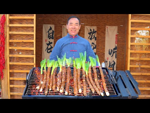 Видео: Невероятное барбекю-комбо! Зелёный лук, фаршированный в жирные свиные кишки!|Дядя Деревенский Гурман