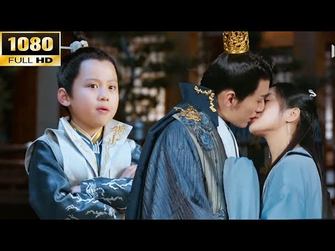 Видео: Малыш в ярости — Его Высочество всё целует его маму! 💗