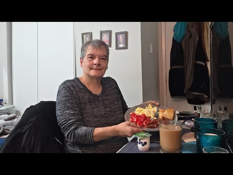 Видео: Утро с яичницей-болтуньей, беконом, помидорами, йогуртом и кофе