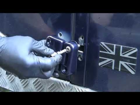 Видео: Замена дверных петель Defender 2011 года.