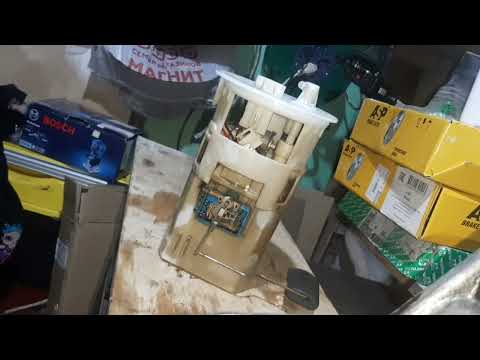 Видео: Замена топливного фильтра на Nissan Almera classic