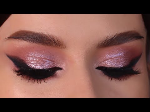 Видео: Макияж с растушёванной стрелкой пошагово для новичков / CAT EYES TUTORIAL
