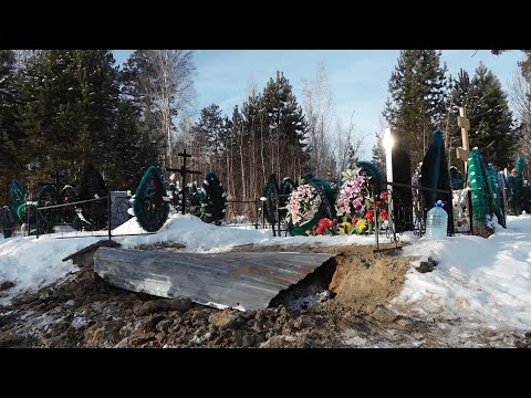 Видео: На кладбище в Ангарске бомжи устроили поджоги