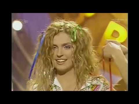 Видео: Еще не созданная группа «Фабрика» поет песню Саши Савельевой «Ой, мама, я влюбилась».