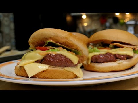 Видео: 🍔 Супер Чизбургер - Сыр Эмменталь, Салат, Помидоры и копченый майонезный соус