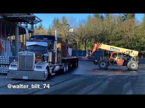Видео: April 15 Разгрузка в майкрософте И в центре города Сиэтл Kenworth W9